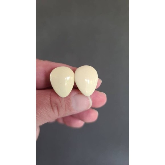 Beige Enamel Clip-on Earrings - Picture 6 of 10